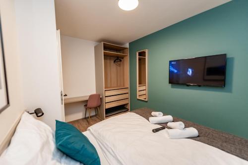 Un pat sau paturi într-o cameră la Apartments 4u: KAMPUS Upstairs Hradec Králové