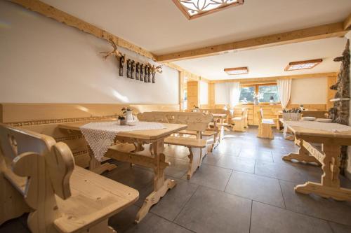 een eetkamer met houten tafels en stoelen bij Willa Siklawa in Zakopane