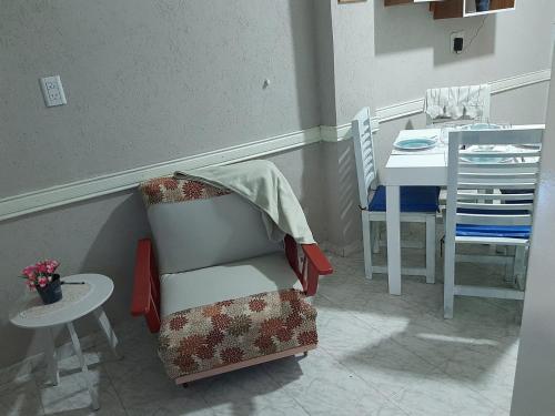 sala de estar con silla y mesa en Departamento Zavalla 1046 en Santa Fe