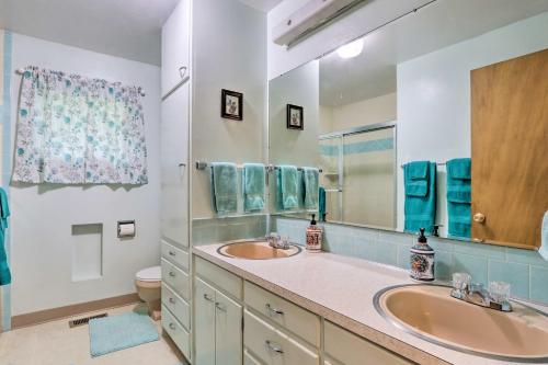 baño con 2 lavabos y espejo grande en Honeysuckle on Hayden Lakefront Home with Dock!, en Hayden