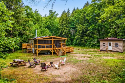 Schroon River Bend Getaway – Photos 3