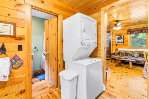 een keuken met een witte koelkast in de kamer bij Lost Pond Cabin in Schroon Lake