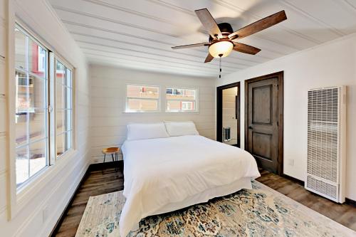 1 dormitorio con 1 cama y ventilador de techo en Manzanita Holiday 3, en South Lake Tahoe