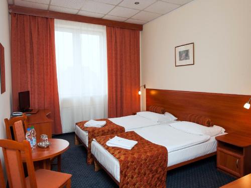 Un pat sau paturi într-o cameră la Hotel Arkadia