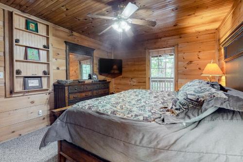 A bed or beds in a room at Waters Edge Cabin