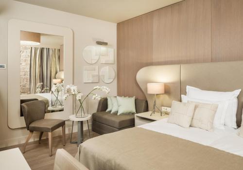 Postel nebo postele na pokoji v ubytování Art Hotel Kalelarga