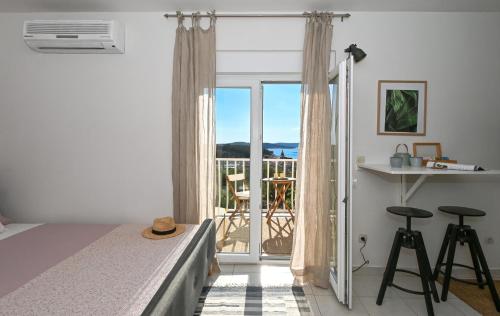 1 dormitorio con 1 cama y balcón en Dream Apartment Milna, en Milna