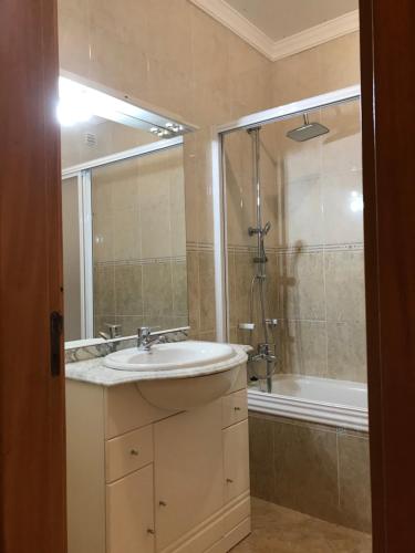 un baño con lavabo y ducha en Lagos Royal Rooms and Suites, en Lagos