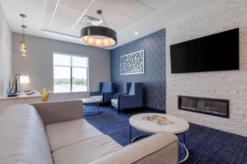 Μια τηλεόραση ή/και κέντρο ψυχαγωγίας στο Best Western Plus Choctaw Inn & Suites