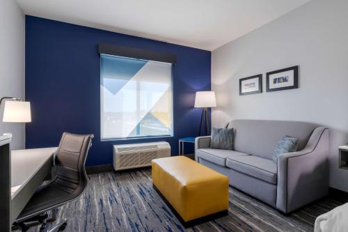 Χώρος καθιστικού στο Best Western Plus Choctaw Inn & Suites