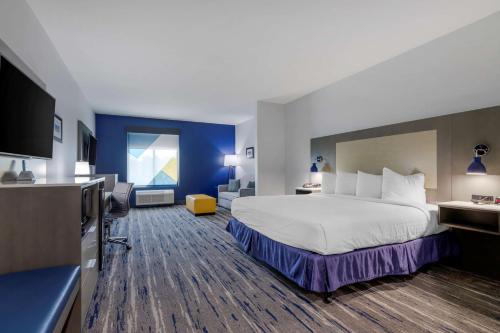 Best Western Plus Choctaw Inn & Suites tesisinde bir odada yatak veya yataklar