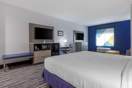 Μια τηλεόραση ή/και κέντρο ψυχαγωγίας στο Best Western Plus Choctaw Inn & Suites