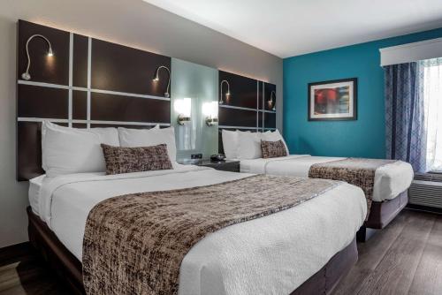 Postel nebo postele na pokoji v ubytování Best Western Carlton Suites