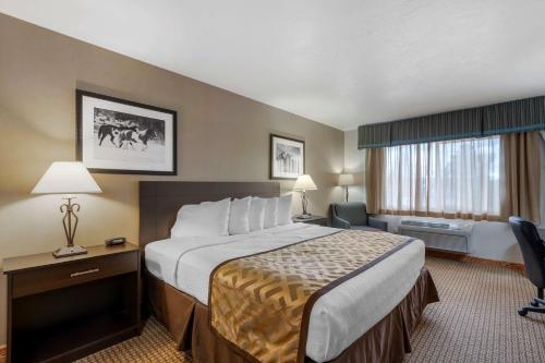 Postel nebo postele na pokoji v ubytování Best Western Pinedale Inn