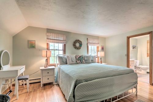 En eller flere senge i et værelse på Lovely Hyannis Cottage, Walk to Beach and Main St!