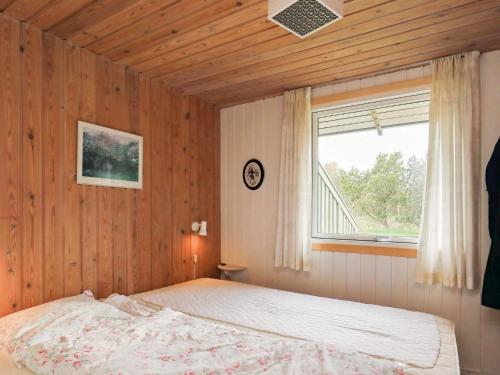 sypialnia z łóżkiem i oknem w obiekcie Holiday Home Foldenvej II w mieście Jerup