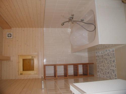 uma casa de banho com uma banheira e um lavatório em Le Gibier - Vakantiewoning em Bomal