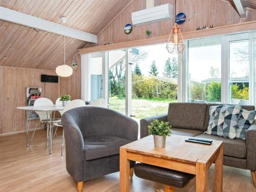 un soggiorno con divano e tavolo di 6 person holiday home in Ebeltoft a Ebeltoft