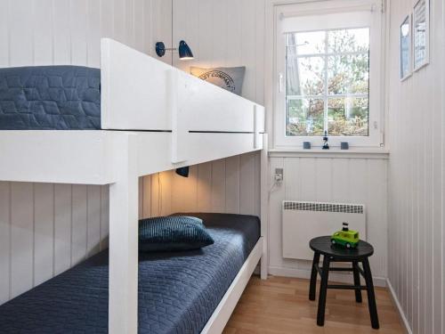 Dviaukštė lova arba lovos apgyvendinimo įstaigoje Three-Bedroom Holiday home in Hemmet 90