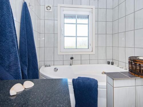 Vonios kambarys apgyvendinimo įstaigoje Three-Bedroom Holiday home in Hemmet 90