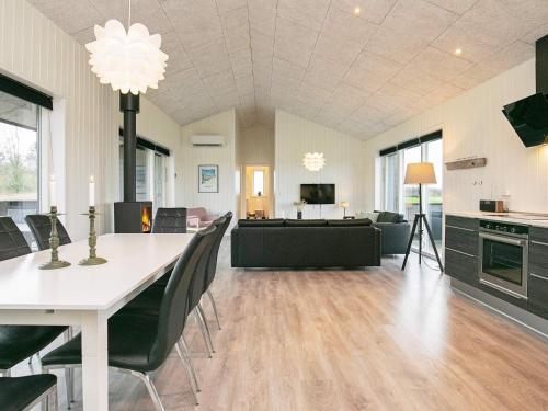 sala de estar amplia con mesa y sillas en 8 person holiday home in L kken, en Trudslev