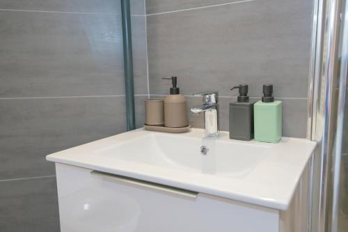 Kylpyhuone majoituspaikassa Le Victorien, T2 hypercentre chic et cosy, Wifi par SOVALFI