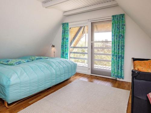 - une chambre avec un lit et une grande fenêtre dans l'établissement Three-Bedroom Holiday home in Hurup Thy 8, à Sindrup