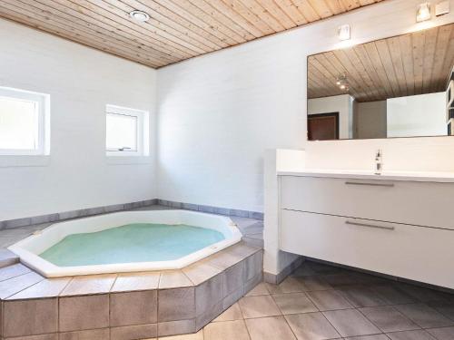 Et badeværelse på 8 person holiday home in Bl vand