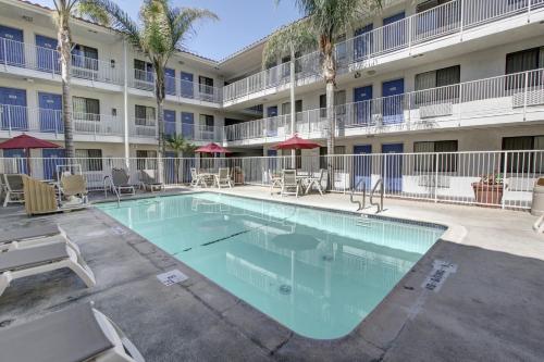 - une piscine en face d'un immeuble dans l'établissement Motel 6-Bellflower, CA - Los Angeles, à Bellflower