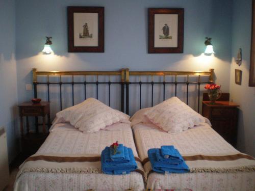 two beds in a room with towels on them at La Pavana in Valoria del Alcor