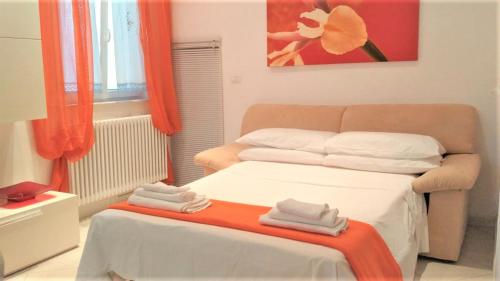 um pequeno quarto com uma cama com toalhas em Appartamento Vacanze Riviera delle Palme em San Benedetto del Tronto