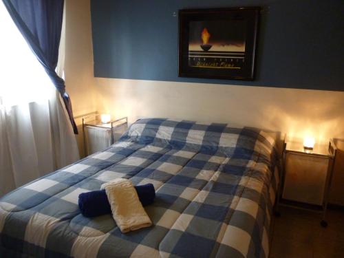 1 cama azul y blanca con 2 almohadas en Casa en el Challao en Mendoza