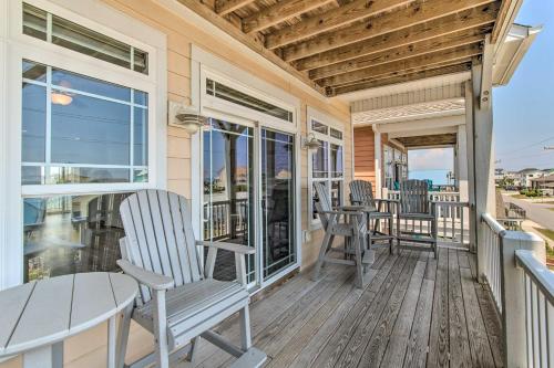 Μπαλκόνι ή βεράντα στο Surf City Escape with 6 Decks Steps To Beach
