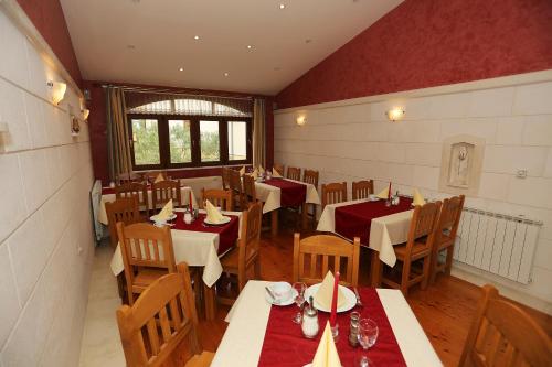 un ristorante con tavoli e sedie in una stanza di Villa Ivana a Zara (Zadar)