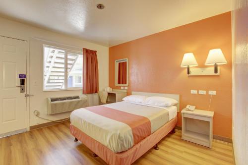 מיטה או מיטות בחדר ב-Motel 6-Westminster, CA - North