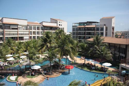 uma vista aérea de um resort com uma piscina em Beach Living em Aquiraz