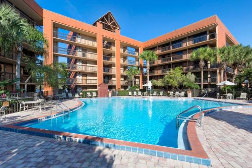 a large swimming pool in front of a building at Rosen Inn Lake Buena Vista in Orlando