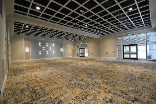 a large empty room with a large rug at Rosen Inn Lake Buena Vista in Orlando