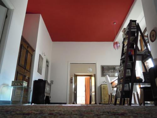 a living room with a red ceiling and a ladder at B&B A Casa Tua in Assisi