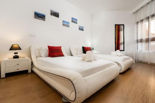 een grote witte bank in een witte kamer bij Terraços do Rio in Portimão