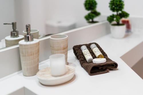 een badkamermeubel met een wastafel met een kaars en handdoeken bij Terraços do Rio in Portimão