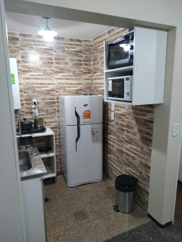 uma cozinha com um frigorífico branco e um micro-ondas em Departamento menduca em Mendoza