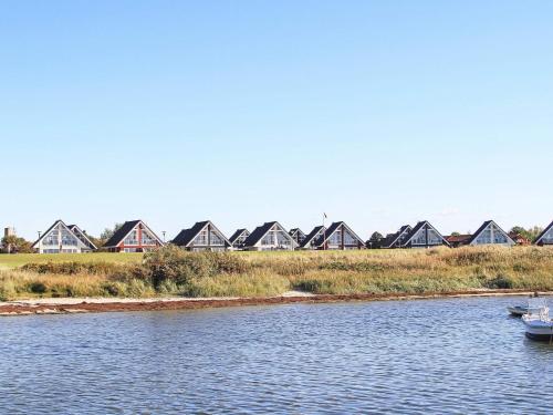 una fila de casas a orillas de un río en 4 person holiday home in Wendtorf, en Wendtorf