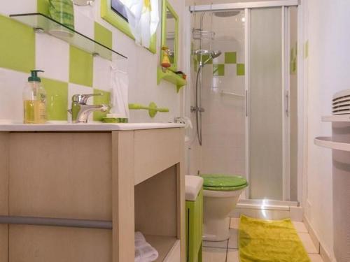 uma casa de banho com um lavatório, um WC e um chuveiro em Gîte Blain, 2 pièces, 2 personnes - FR-1-306-1007 em Blain