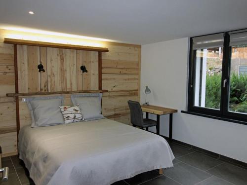 a bedroom with a bed and a desk and a window at Gîte 4 étoiles avec sauna et terrasses pour 14 pers. - FR-1-589-319 in Ventron