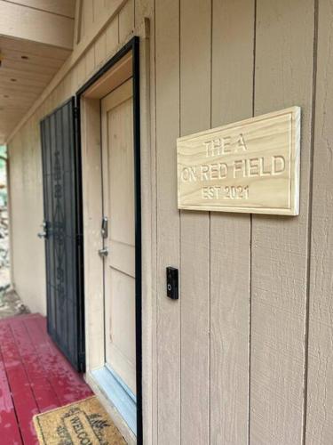 Gambar di galeri bagi The A on Red Field, Hot Tub, Tesla Charger, A/C di Mountainaire