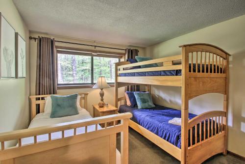1 dormitorio con 2 literas y ventana en Updated N Conway Retreat Near Hiking and Shopping! en North Conway