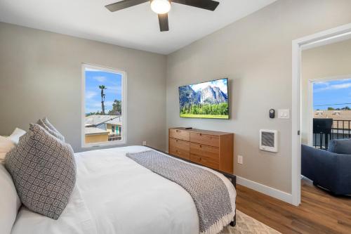 1 dormitorio con 1 cama y TV en la pared en Mission Bay Vista en San Diego