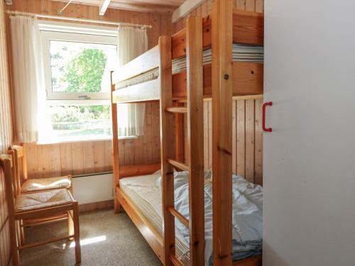 1 dormitorio con literas y ventana en Holiday home Hadsund CXXX en Hadsund