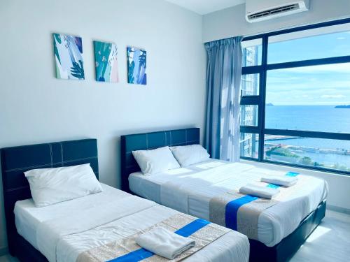 Tempat tidur dalam kamar di Sunset Seaview Vacation Condos @ Jesselton Quay